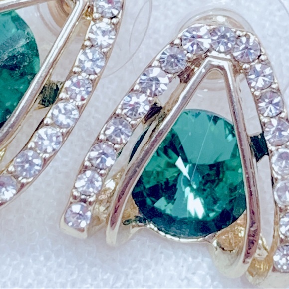 ❣️$25/3❣️ Classic Emerald Rhinestones Stud Earrings - Picture 6 of 11